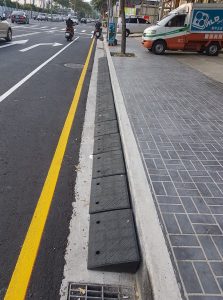 橡膠斜坡磚方便停車