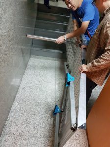 準備架設第一塊非固定式斜坡板 準備架設第一塊非固定式斜坡板