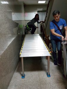 第一塊非固定式斜坡板架設完成 第一塊非固定式斜坡板架設完成