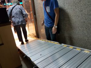 路人甲試走斜坡板 路人甲試走斜坡板