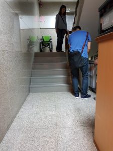放在樓梯旁隨時可用 放在樓梯旁隨時可用