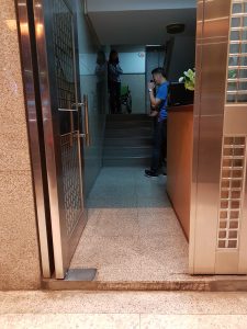 電梯近在咫尺,沒斜坡板的話遠在天邊 電梯近在咫尺,沒斜坡板的話遠在天邊