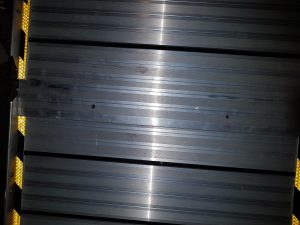 固定兩片可攜式斜坡板防止鬆脫的兩個洞