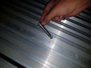 固定兩片可攜式斜坡板防止鬆脫的插銷