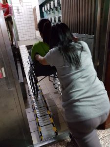 這外勞的背影讓我很有信心! 這外勞的背影讓我很有信心!