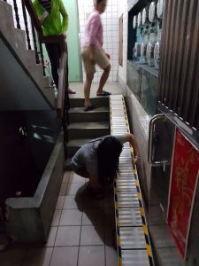 先收起斜坡板下方的支撐腳 先收起斜坡板下方的支撐腳