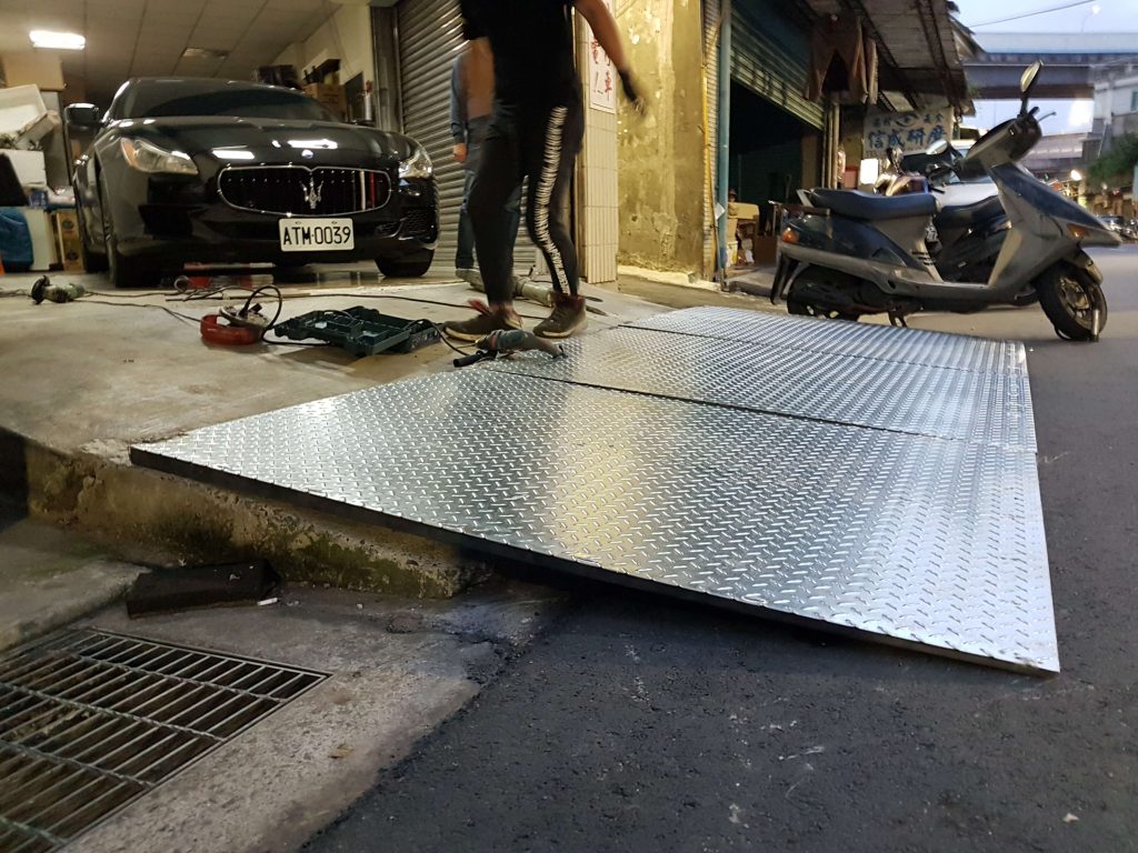 汽車斜坡板底部結構