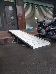 鋁合金斜坡板有支撐腳頂著保證穩如泰山