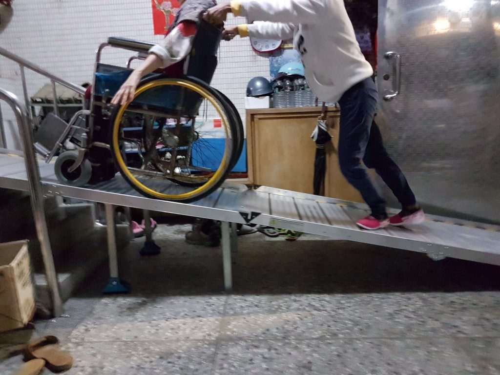 輪椅立馬試推