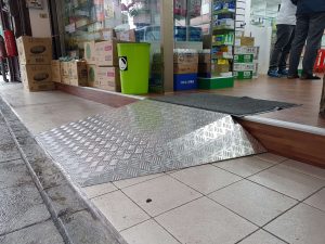 門檻斜坡板兩旁設計斜坡預防踢到絆倒 門檻斜坡板兩旁設計斜坡預防踢到絆倒