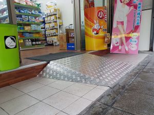 門檻斜坡板兩旁設計斜坡預防踢到絆倒 門檻斜坡板兩旁設計斜坡預防踢到絆倒