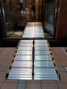 鋁合金斜坡板解決輪椅上下樓梯和輪椅上下車的困擾