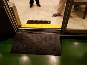 門檻內外都用斜坡磚