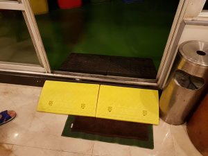 門檻內外都用斜坡磚