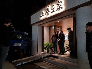 所有服務員都出來學習擺放收納可攜式斜坡板