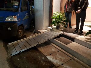 有了可攜式斜坡板輕鬆推輪椅上下樓梯