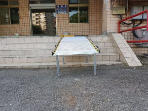 第一組非固定式斜坡板架設中 第一組非固定式斜坡板架設中