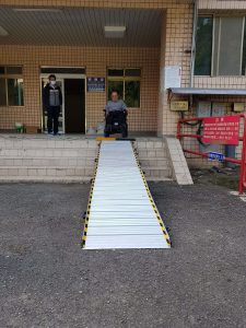 兩組非固定式斜坡板接合架設完成,不但能用於輪椅上下樓梯,亦可適用輪椅上下車 兩組非固定式斜坡板接合架設完成,不但能用於輪椅上下樓梯,亦可適用輪椅上下車