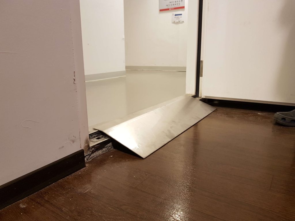 門檻式單側斜坡板 白鐵 門檻式單側斜坡板 白鐵