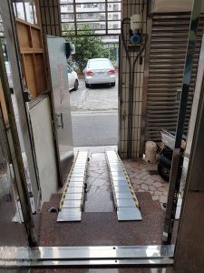 有了無障礙斜坡板不論在哪都可輕鬆推輪椅爬樓梯