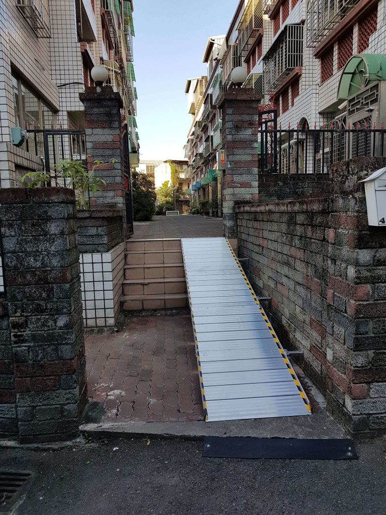 組合式斜坡板完工 組合式斜坡板完工