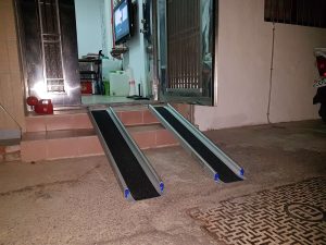 無障礙斜坡板輕鬆推輪椅上下樓梯