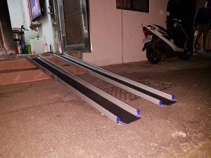 無障礙斜坡板除了讓輪椅爬樓梯外亦可用於輪椅上下車