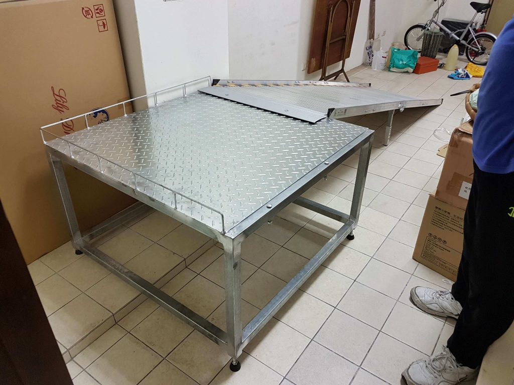 組合式斜坡板開始組裝