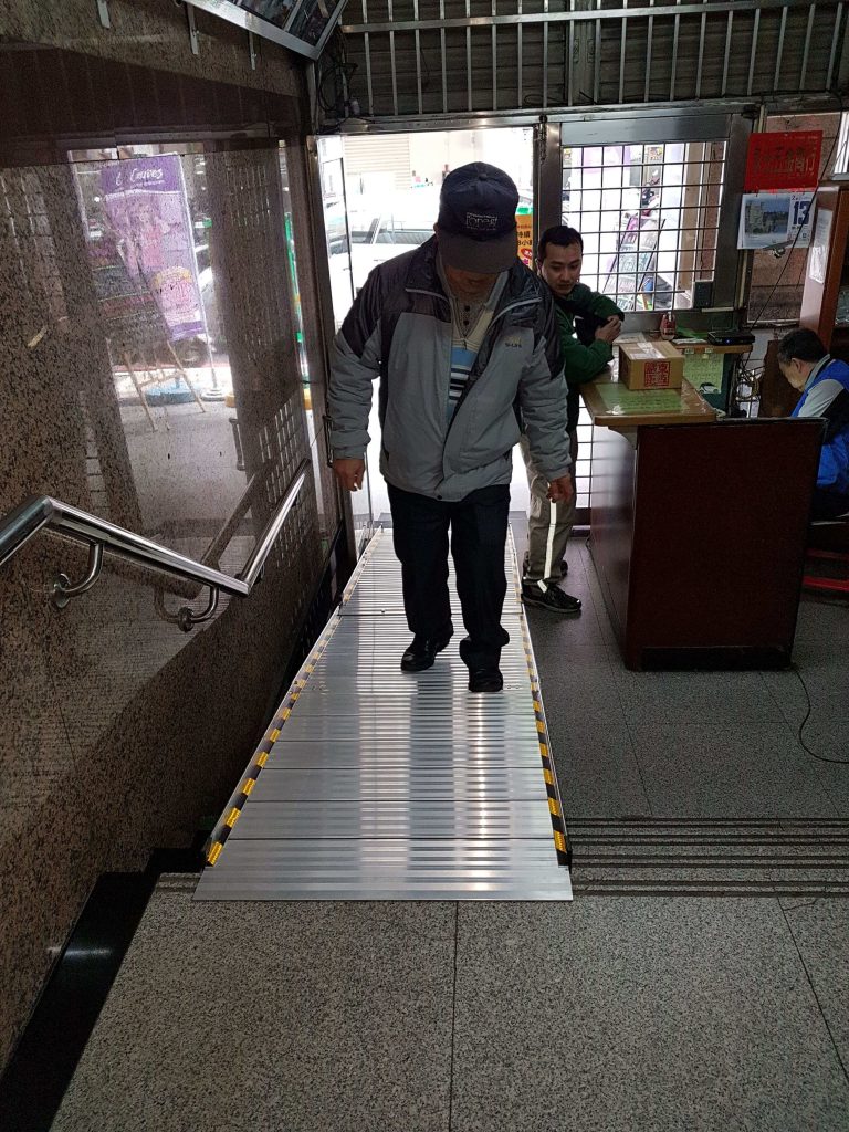 組合式斜板架設完成