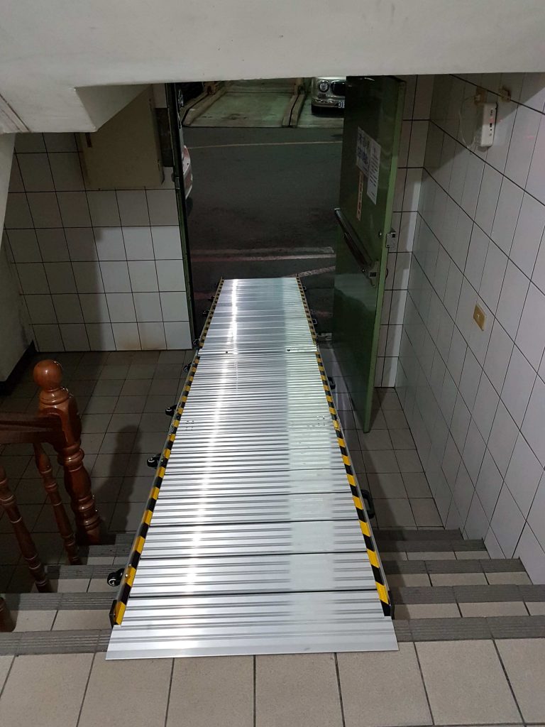 活動型組合式斜坡板專門克服超高樓梯 活動型組合式斜坡板專門克服超高樓梯