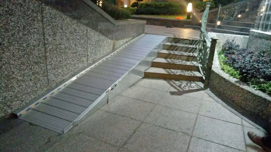 行走樓梯和無障礙通道並存