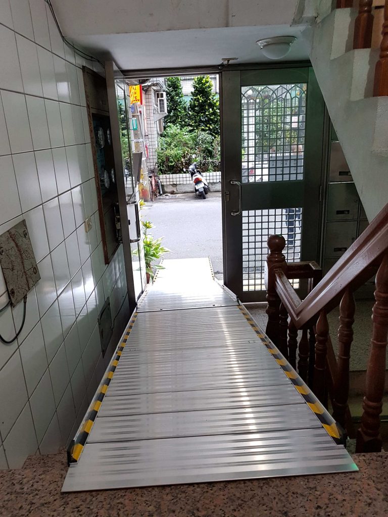 全台獨家活動型組合式輪椅斜板 全台獨家活動型組合式輪椅斜板