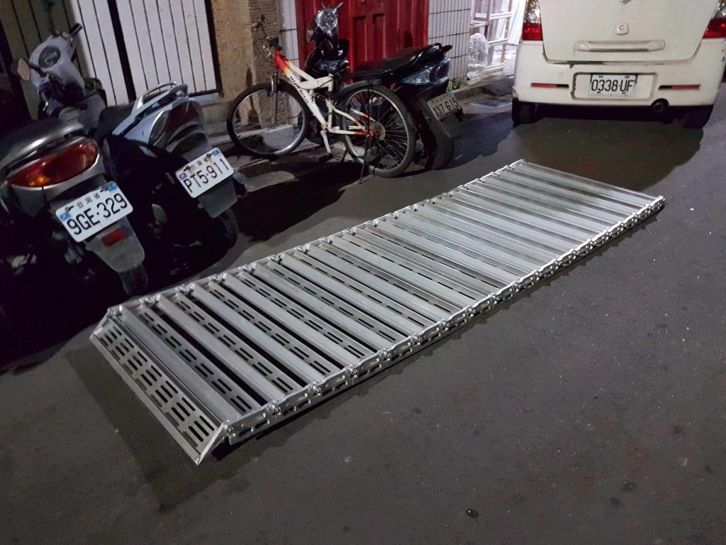 車用斜坡板背面