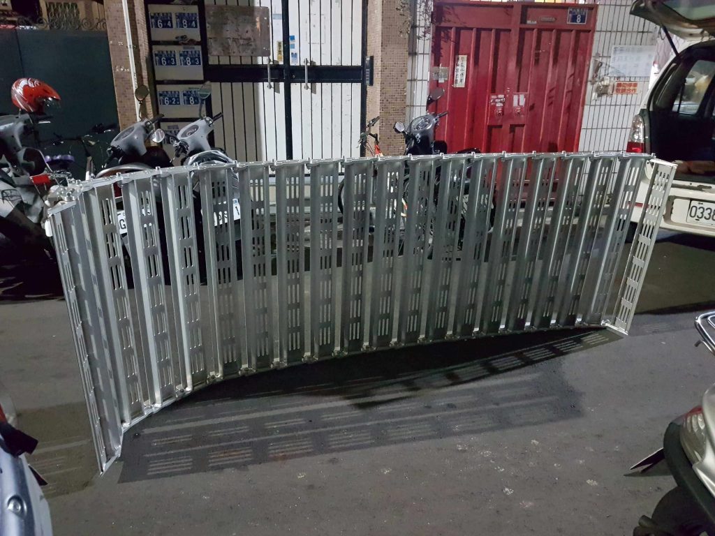 車用斜坡板翻面中