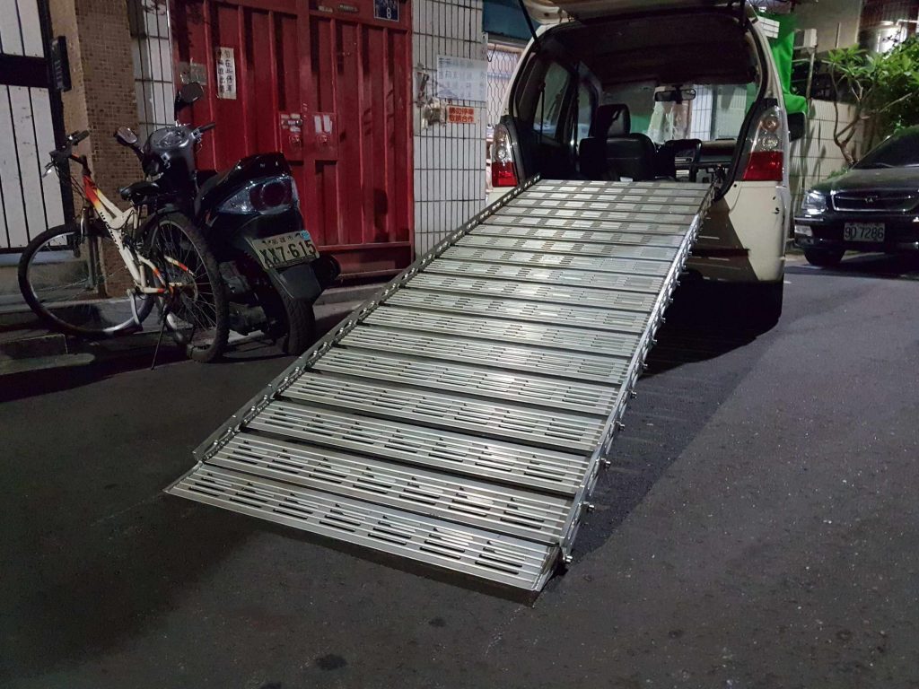 車用斜坡板架設完成