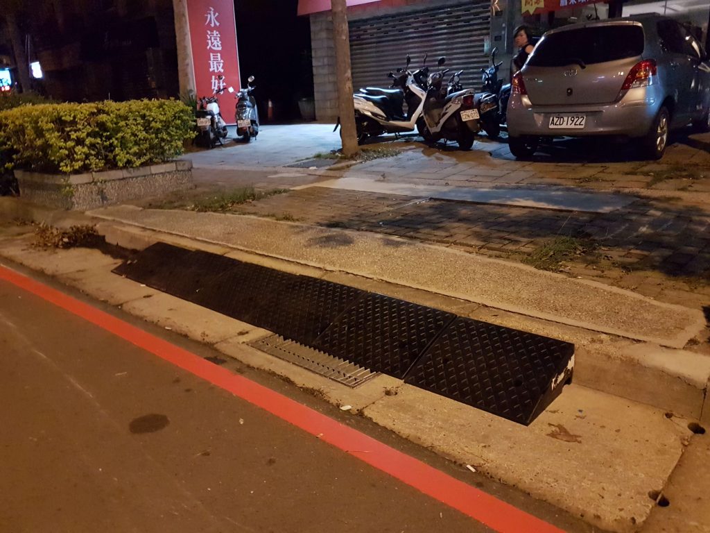 橡膠斜坡磚