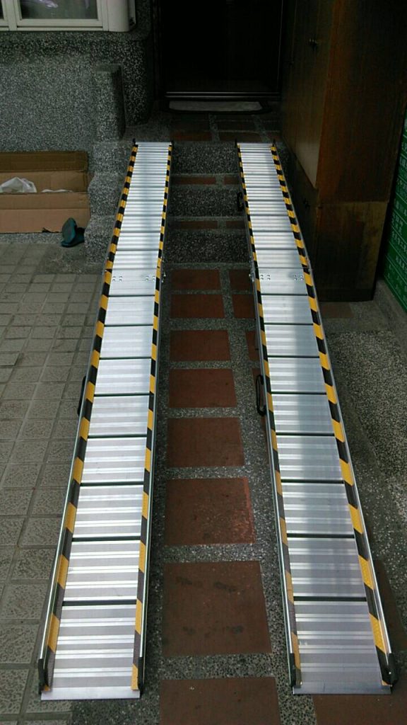 輪椅斜坡板讓樓梯變斜坡道 輪椅斜坡板