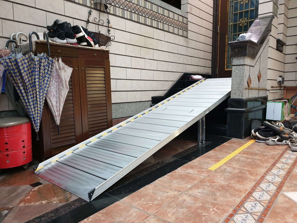 讓樓梯變斜坡道 輪椅斜坡板