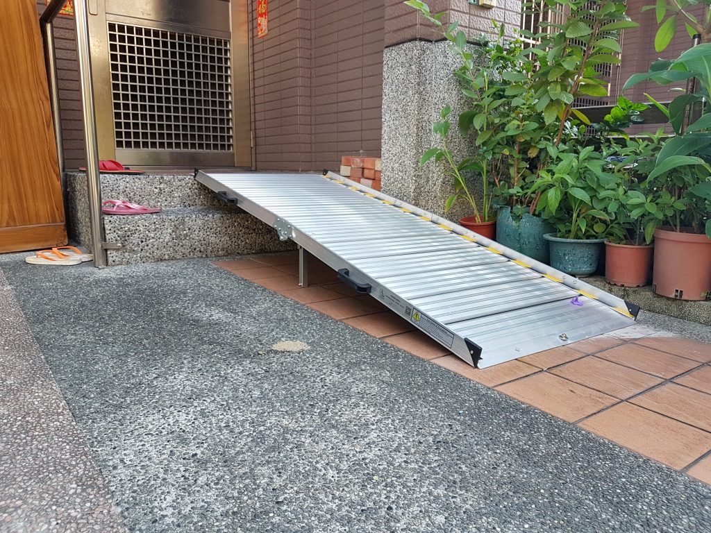 活動式輪椅斜坡板 活動式輪椅斜坡板