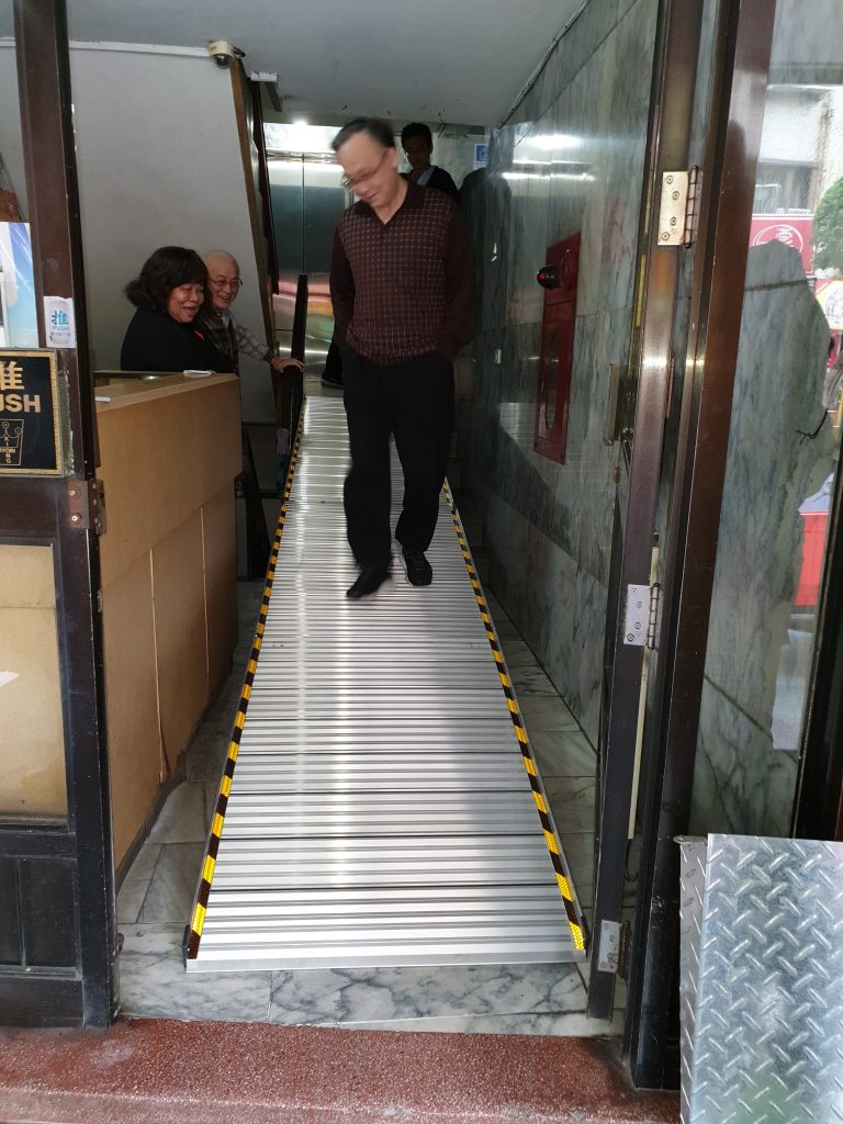 活動式輪椅坡道架設 活動式輪椅坡道架設