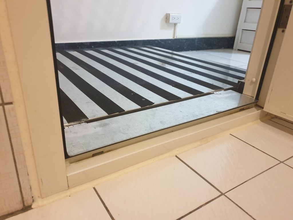 從浴室內看出去一整個平順