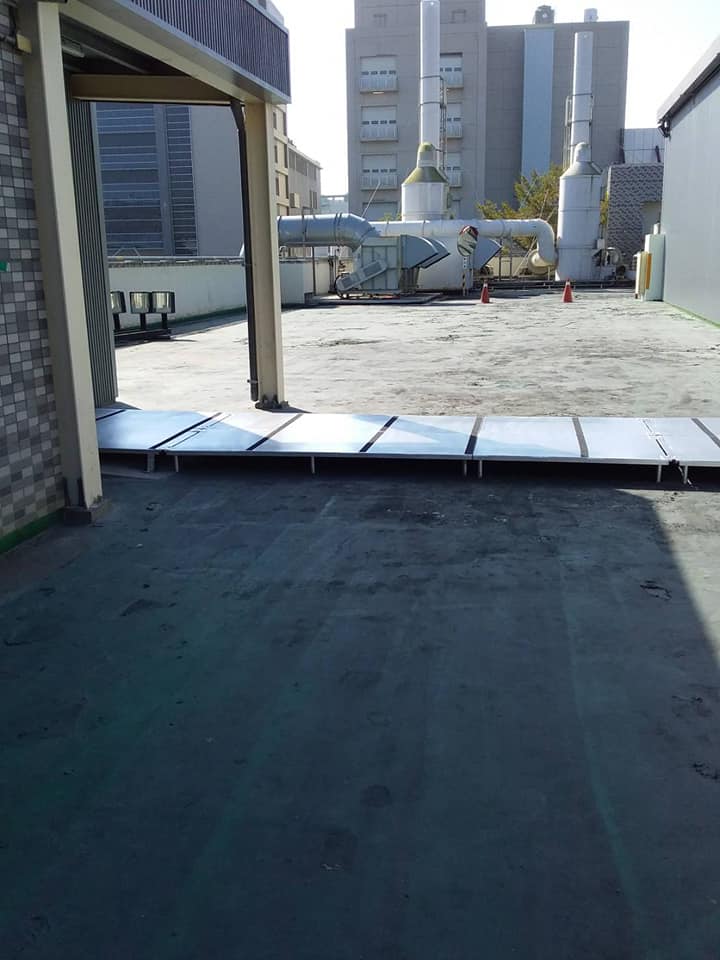 站在車道中間的視角 電梯那頭