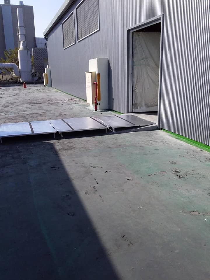 站在車道中間的視角 倉庫那頭