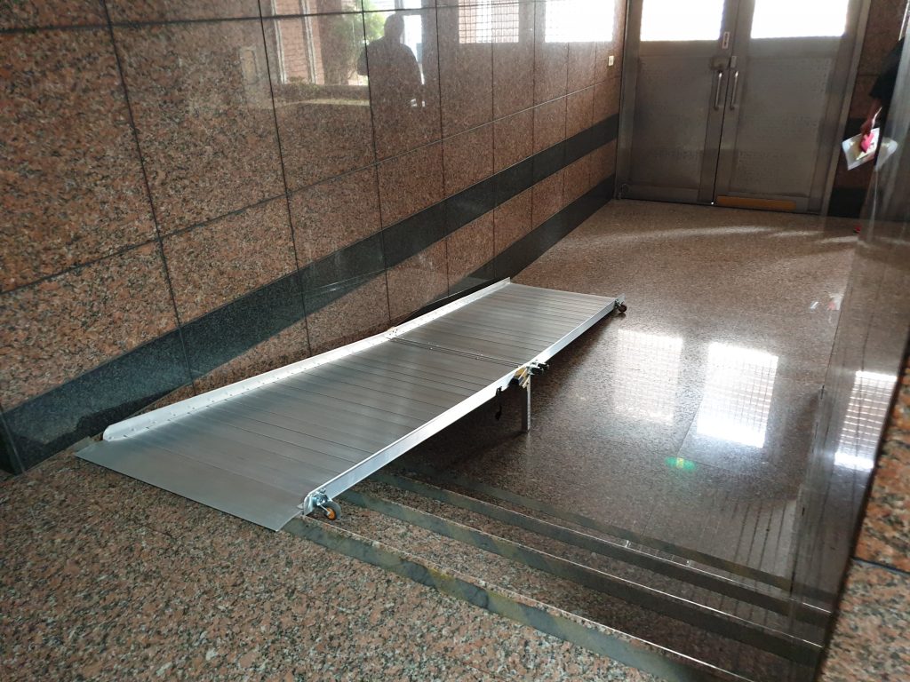 前後折疊式輪椅斜坡板 前後折疊式輪椅斜坡板