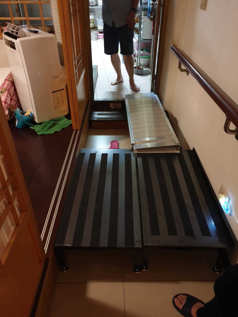 和室地板架高且通道狹窄