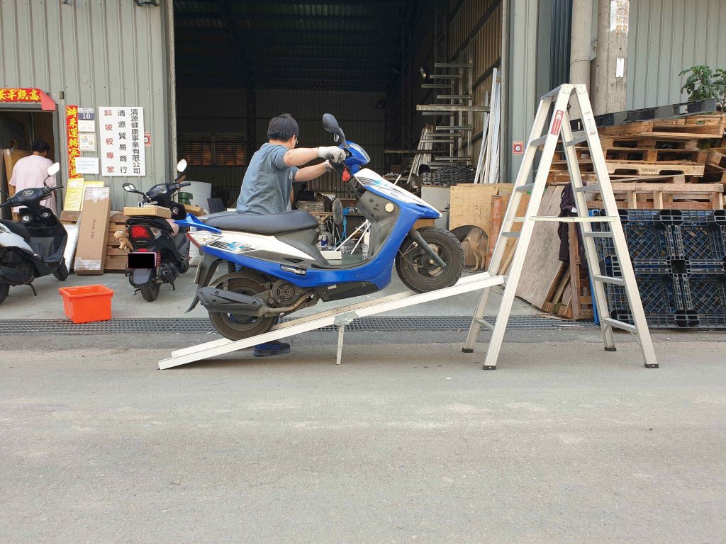 折疊軌道式登車板