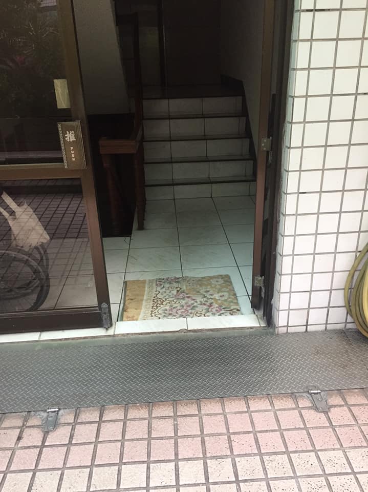 社區三棟出入口都是五階樓梯是無障礙環境改善首要目標