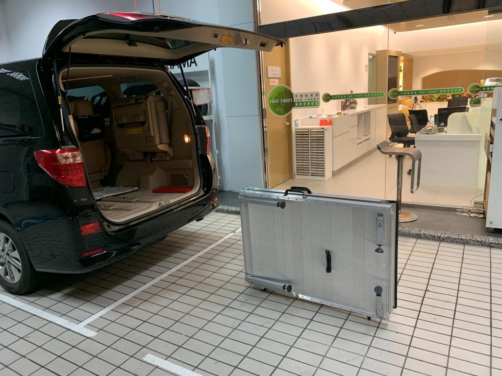雙折式斜坡板在車外或樓梯下的架設流程_1