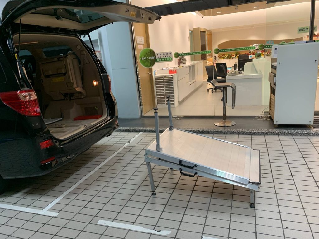 雙折式斜坡板在車外或樓梯下的架設流程_2