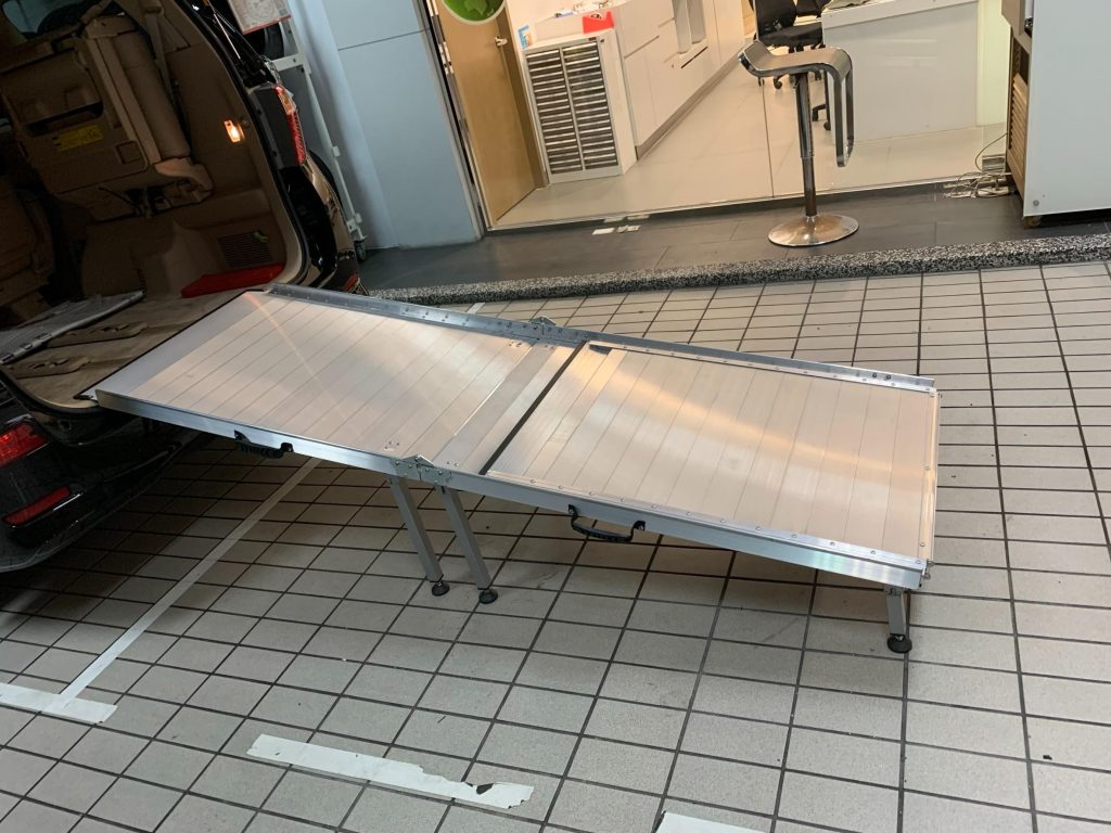 雙折式斜坡板在車外或樓梯下的架設流程_3